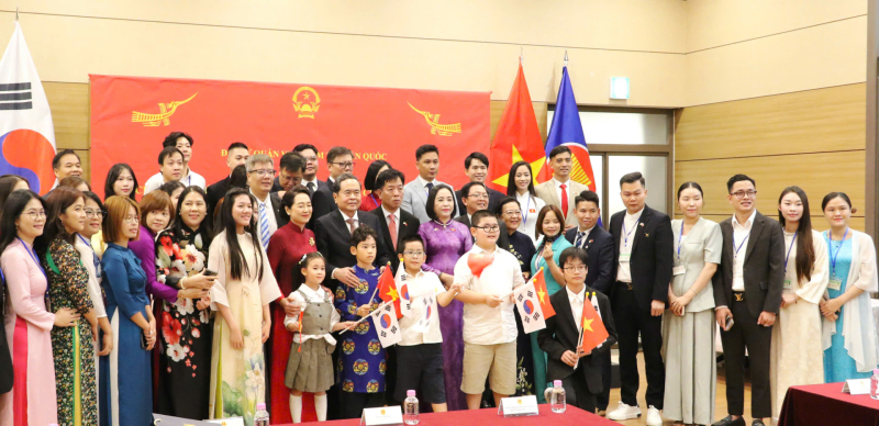Image Chủ tịch Quốc hội Trần Thanh Mẫn gặp gỡ cộng đồng người Việt Nam tại Hàn Quốc