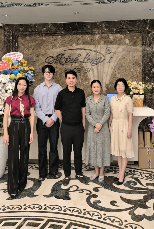 Image Phố Việt thăm và làm việc với sứ Minh Long