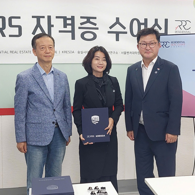 Hoàn tất chứng chỉ môi giới Mỹ CRS