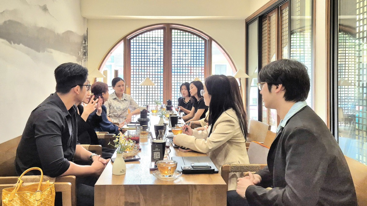 Phố Việt làm việc với Trung Nguyên 2