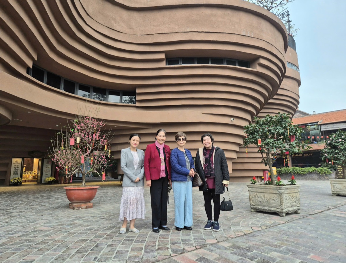 Đại diện Phố Việt thăm Bảo tàng gốm Bát Tràng