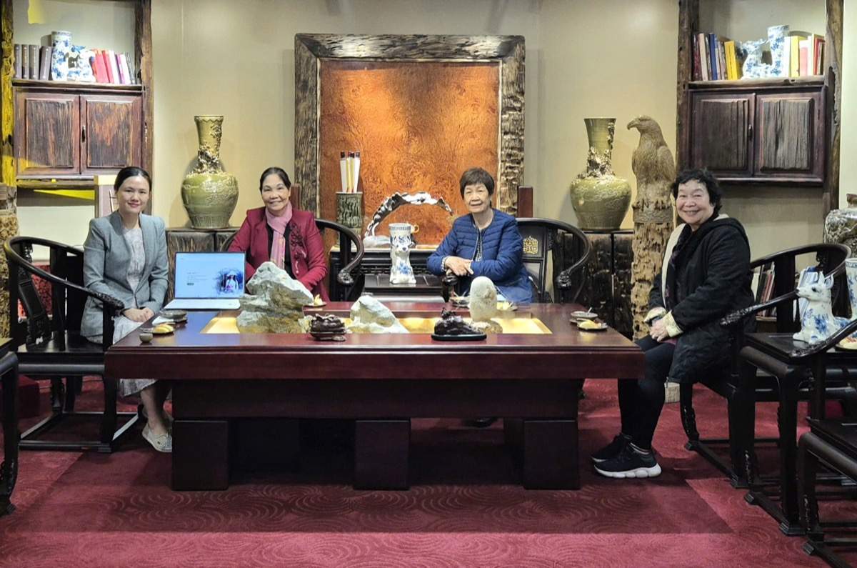 Đại diện Phố Việt thăm Bảo tàng gốm Bát Tràng